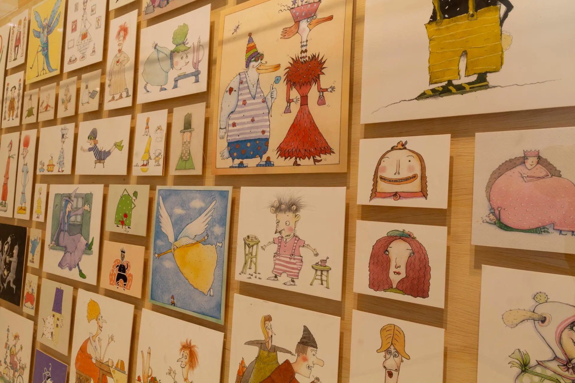 Uma parede com um monte de fotos de personagens de desenhos animados