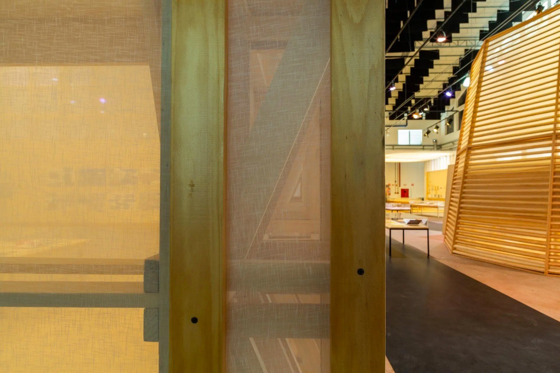 Um close de uma porta de madeira em uma sala.