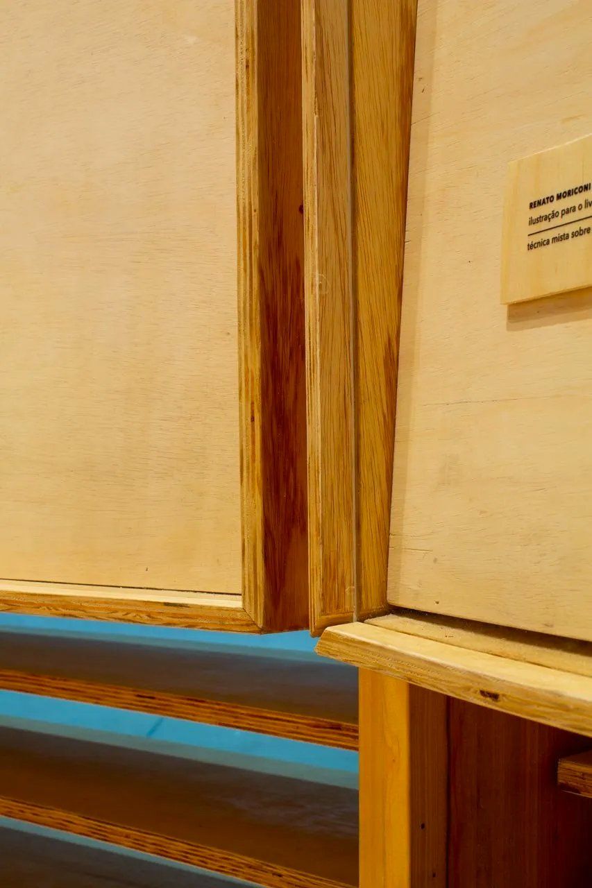 Um close de um armário de madeira com uma placa na parede.