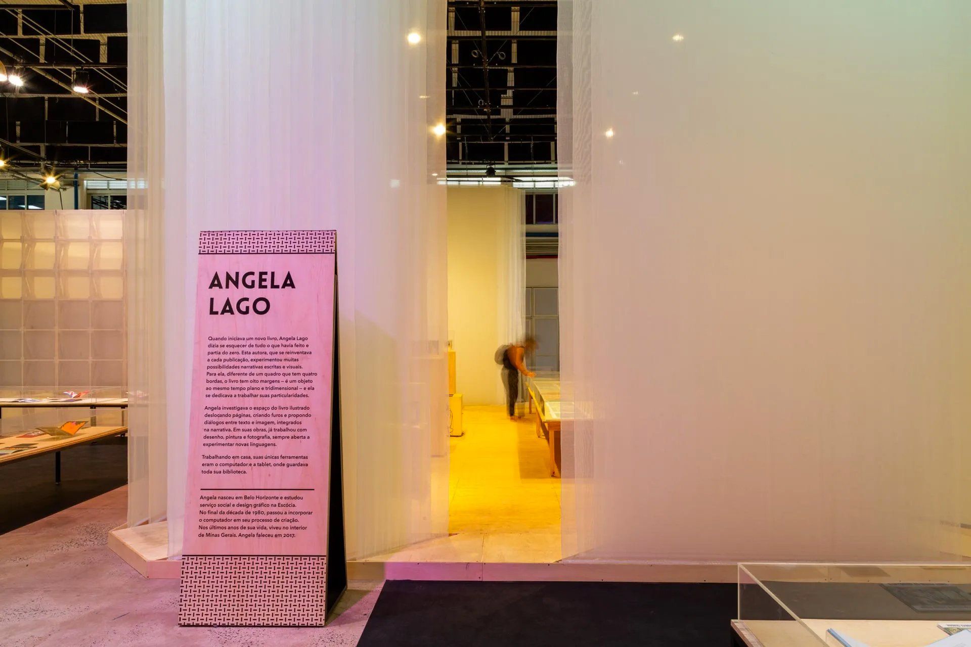 Uma placa que diz angela lago em uma sala