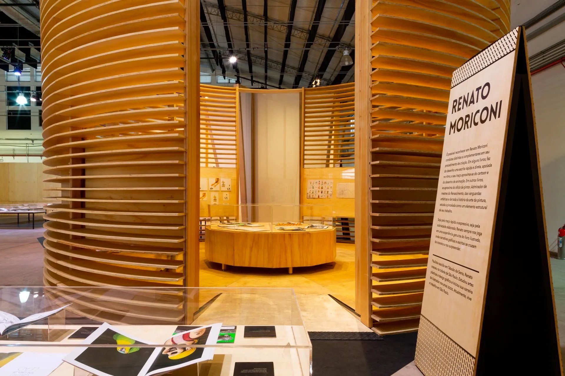 Um quarto com uma placa que diz Benito Moriconi