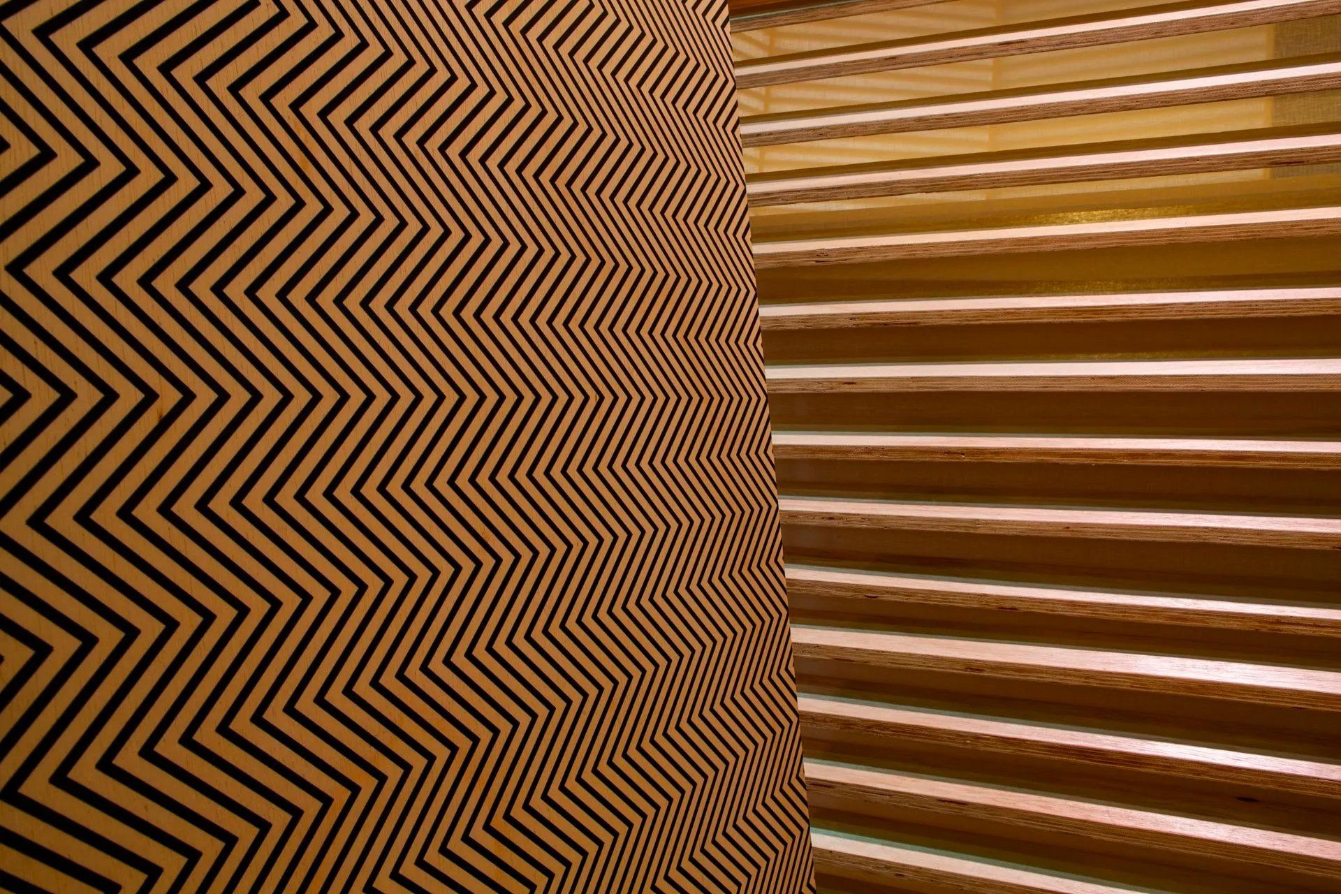 Um close de uma parede com um padrão geométrico