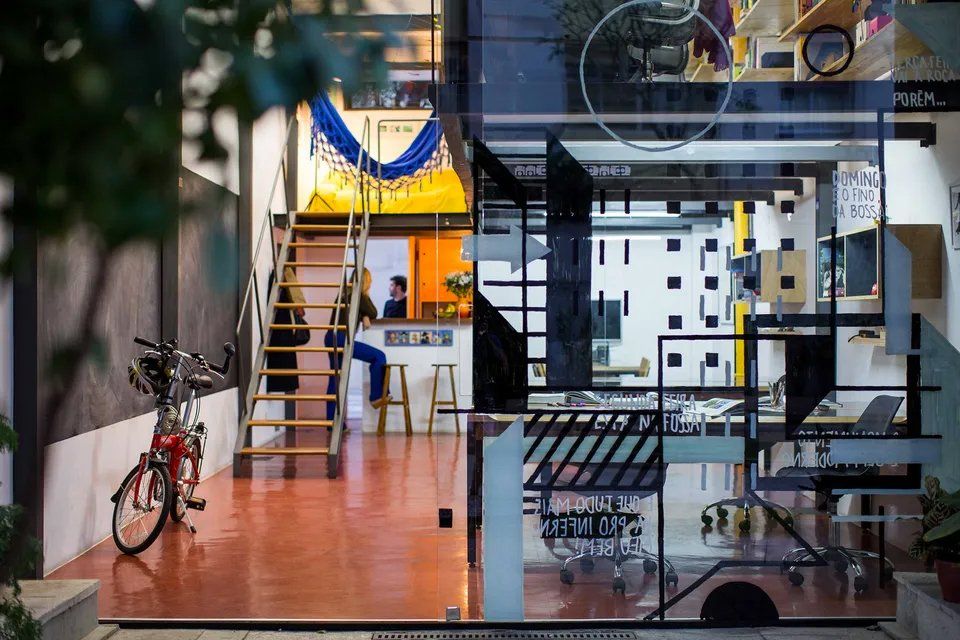 Uma bicicleta está estacionada em frente a um prédio.