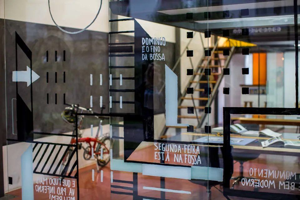 Uma sala com uma escada e uma placa que diz segunda-feira