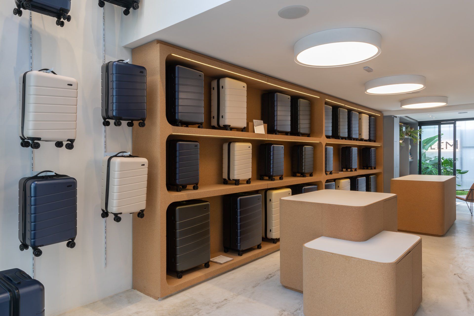 Uma loja cheia de malas e mesas.