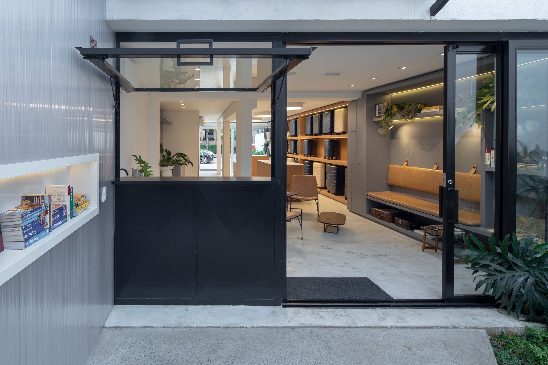 Uma casa moderna com uma porta de vidro deslizante que dá acesso a uma sala de estar.