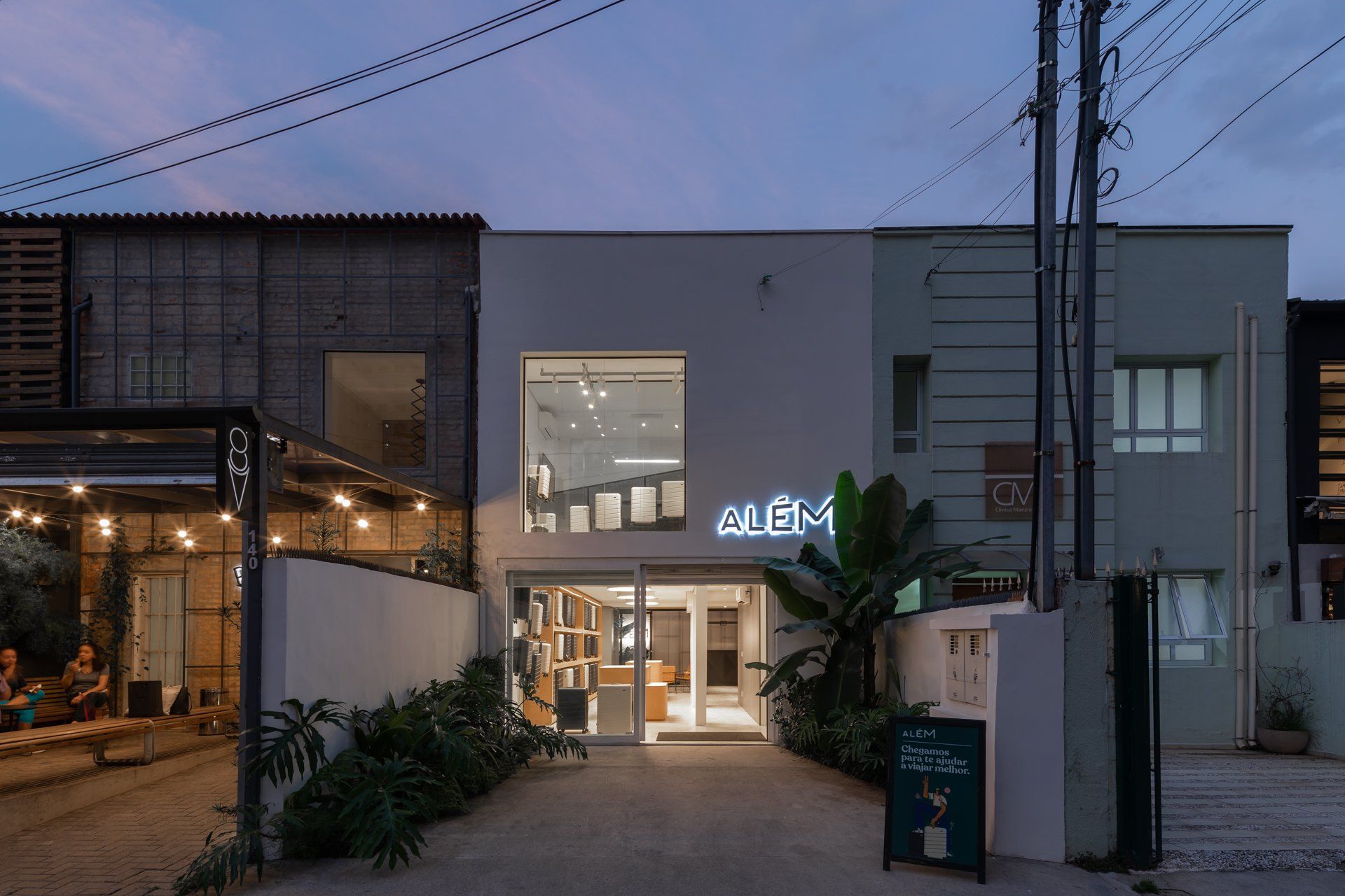 Um prédio com uma placa que diz Alex