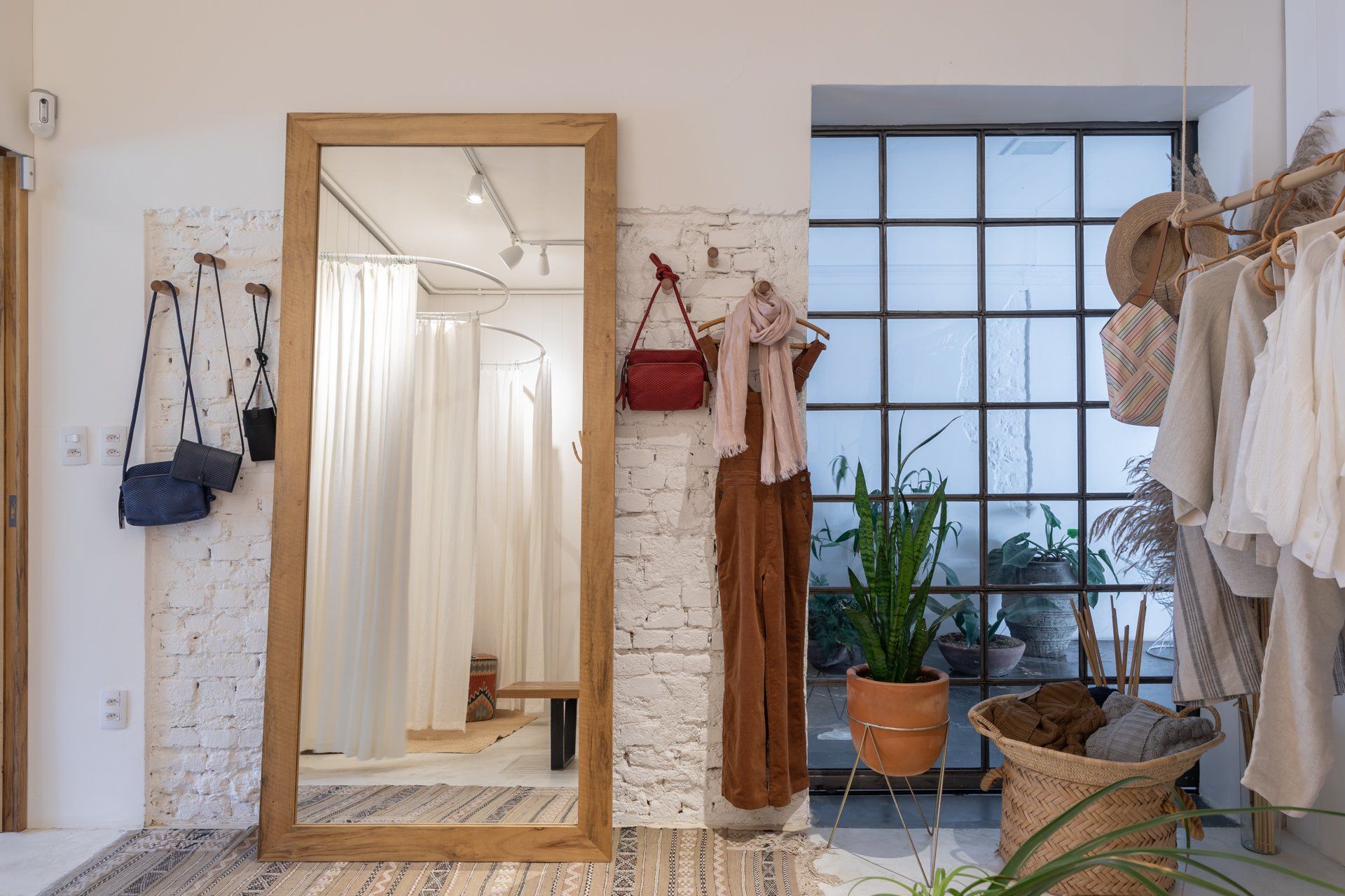 Há um grande espelho no meio da sala.