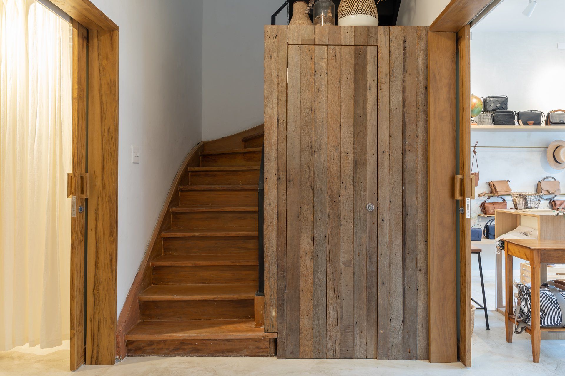 Uma escada de madeira que leva ao segundo andar de uma casa.