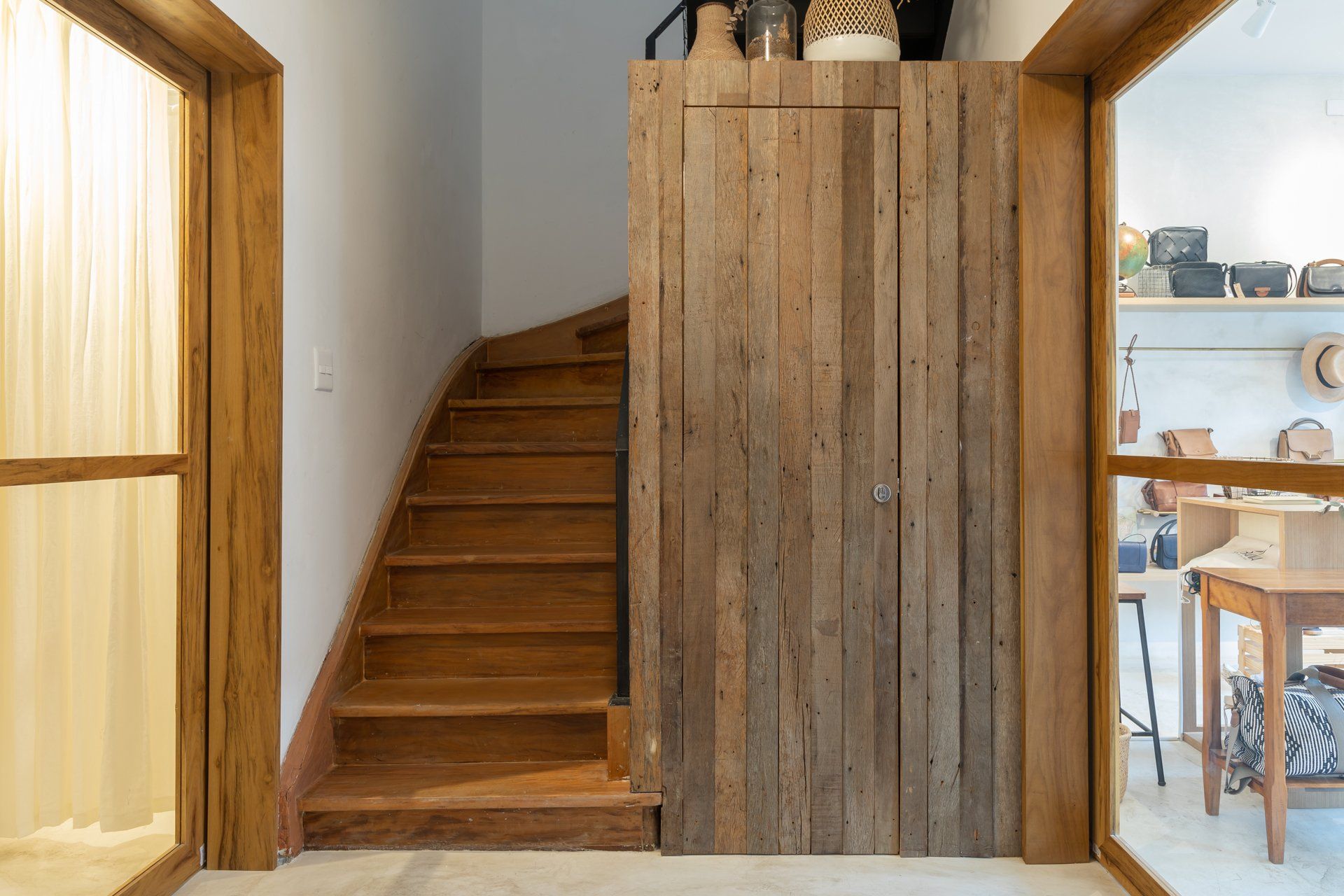 Uma escada de madeira que leva ao segundo andar de uma casa.