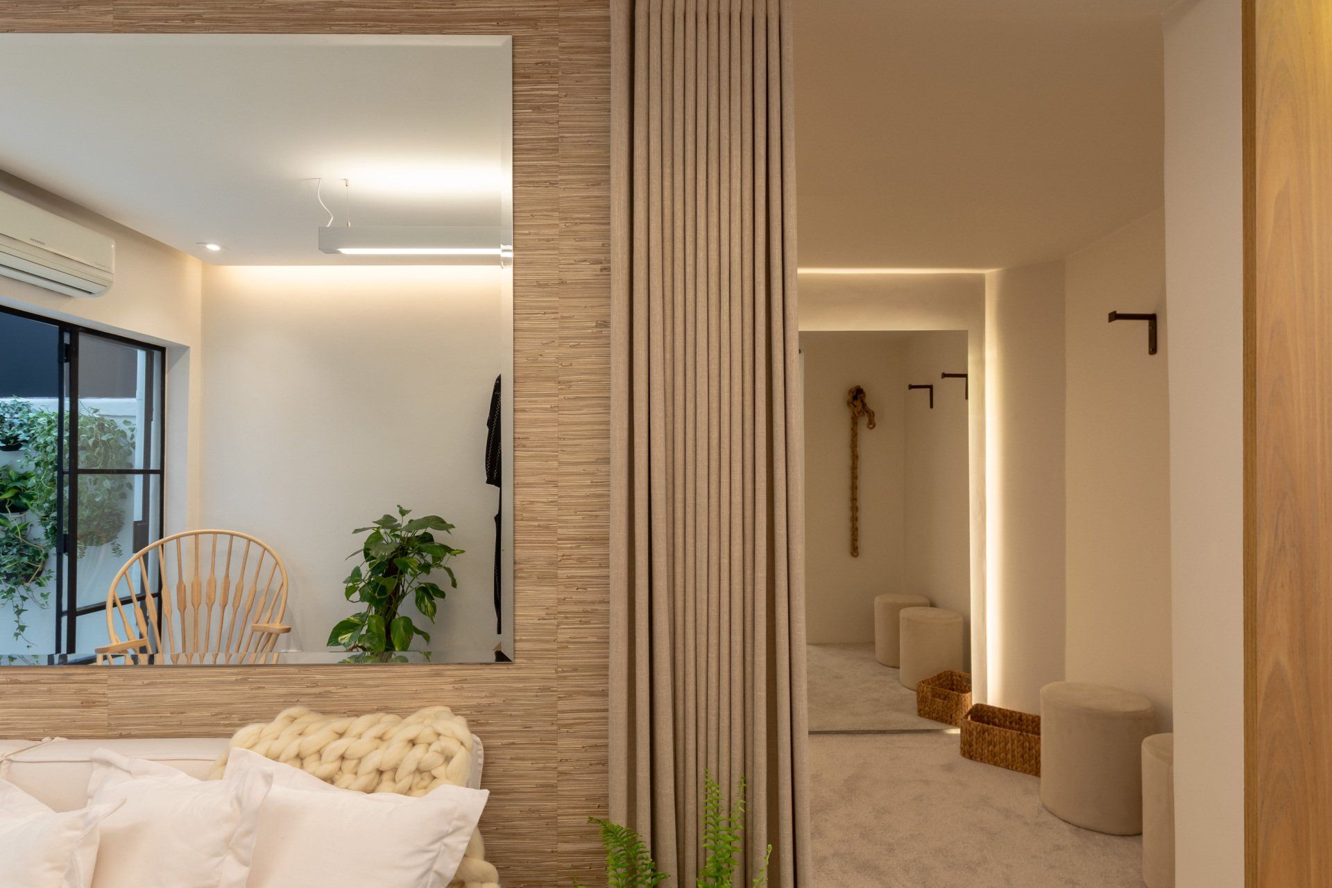 Há um grande espelho no meio da sala.