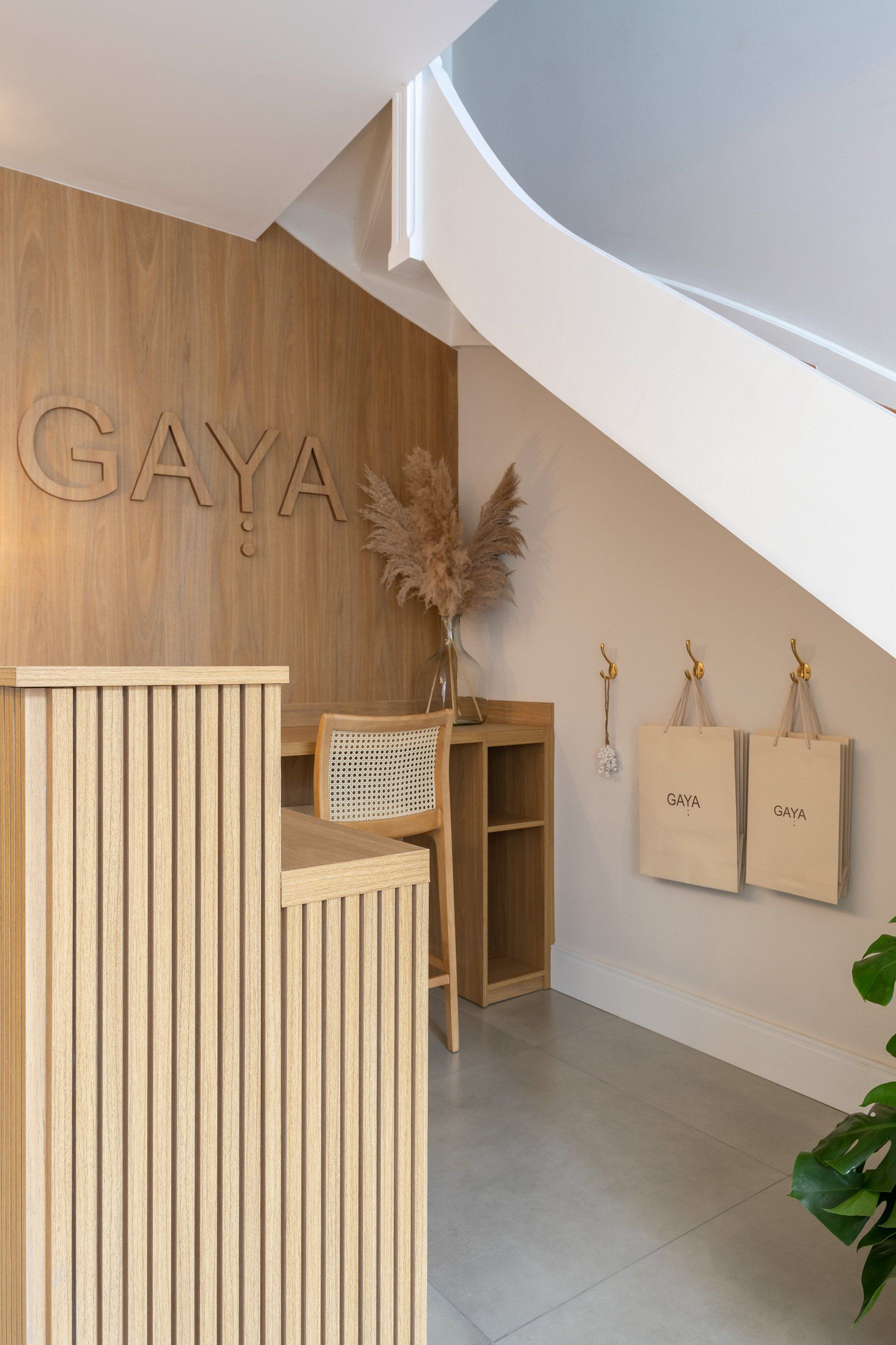 Uma recepção de madeira em uma sala com escadas.