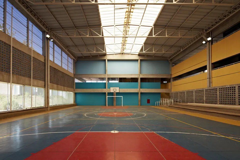 Há uma quadra de basquete no meio do prédio.