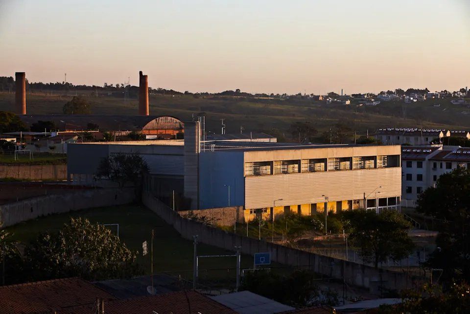 Uma vista aérea de um grande edifício com uma cerca ao redor