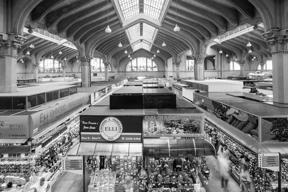Uma foto em preto e branco de um mercado com uma placa que diz gelatina