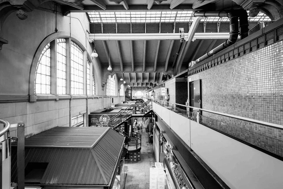 Uma foto em preto e branco de um prédio com muitas janelas
