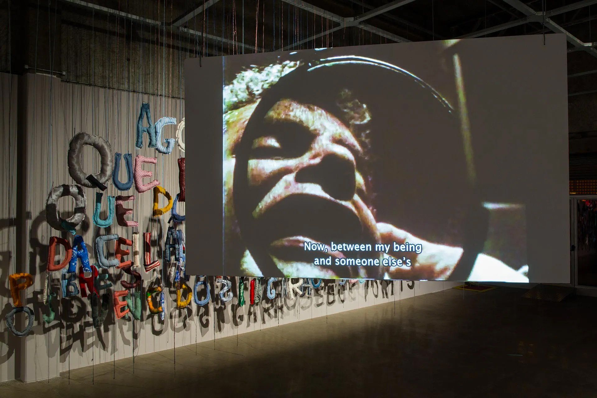 Uma tela grande com a foto de um homem