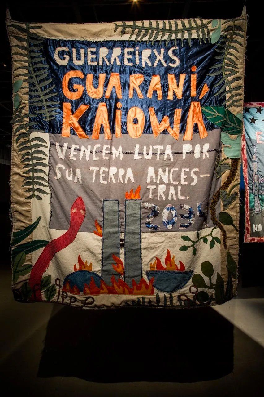 Um grande banner com uma cobra está pendurado na parede.