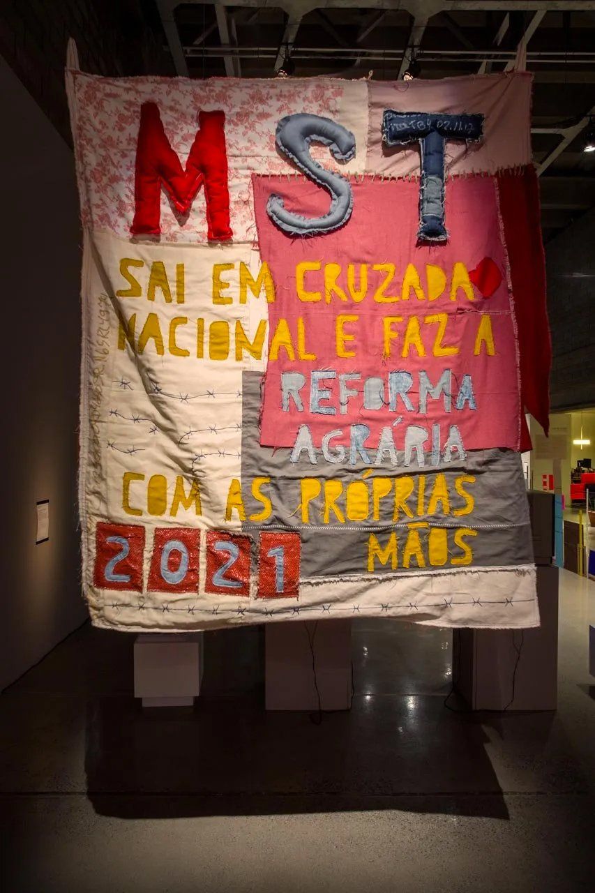 Um grande banner com a palavra mst