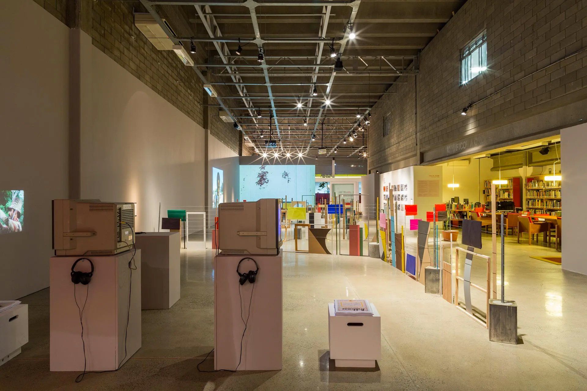 Uma grande sala cheia de muitas caixas e caixas em exposição.