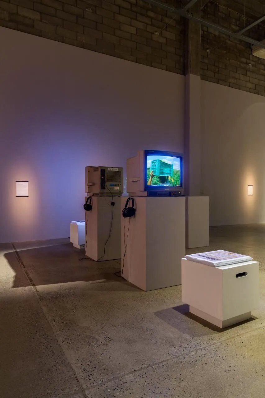 Uma sala com muitas caixas e uma TV em um suporte