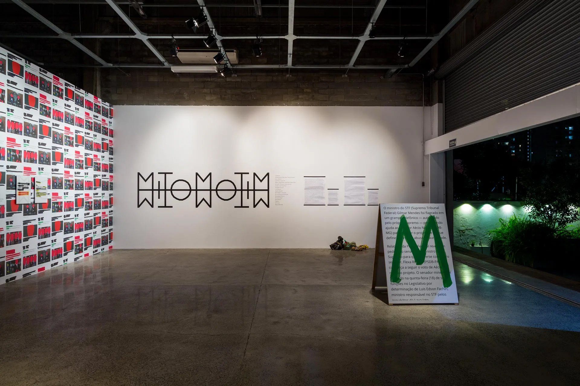 Uma grande sala vazia com uma placa que diz m.