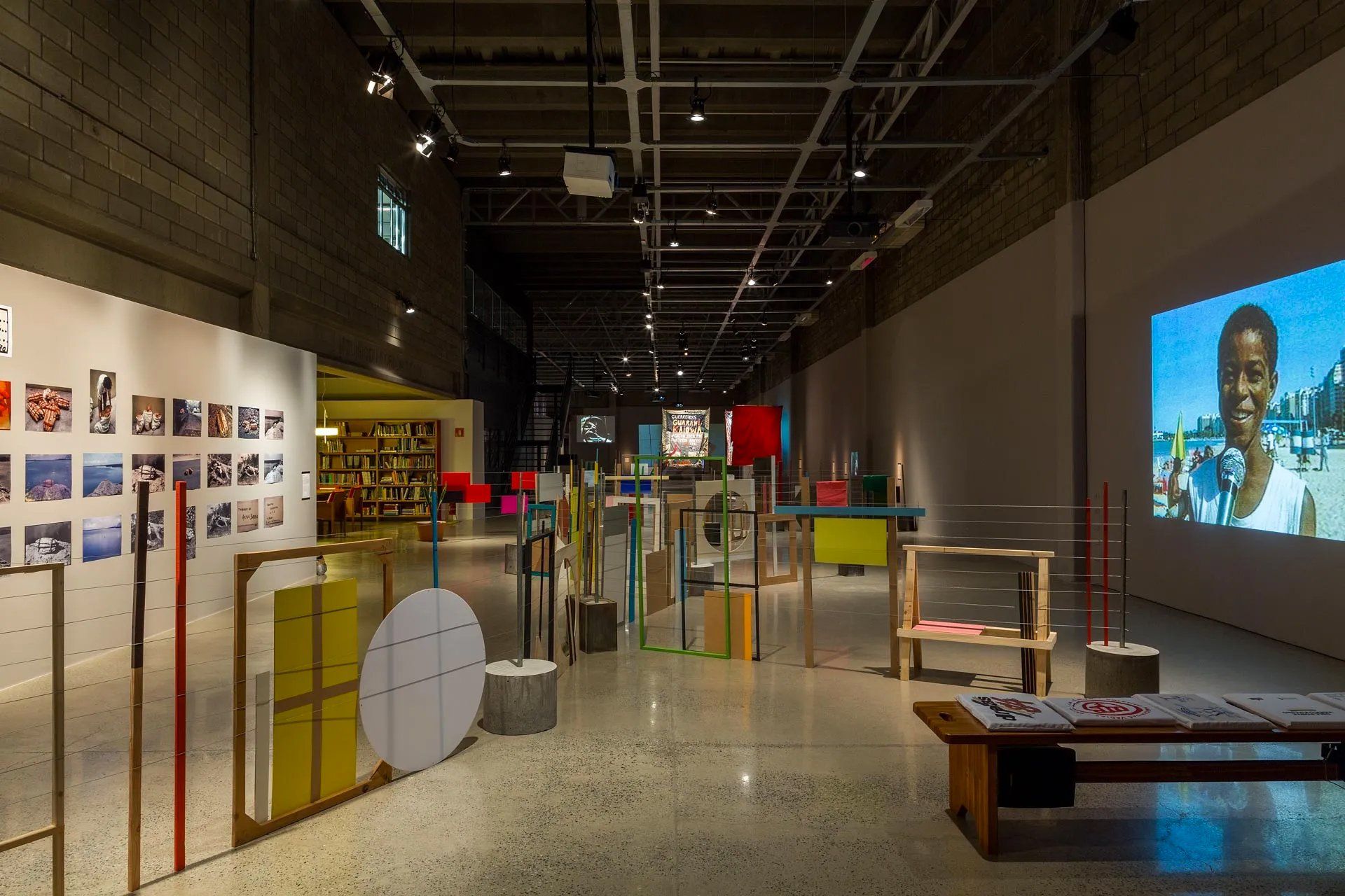 Há um banco no meio da sala.