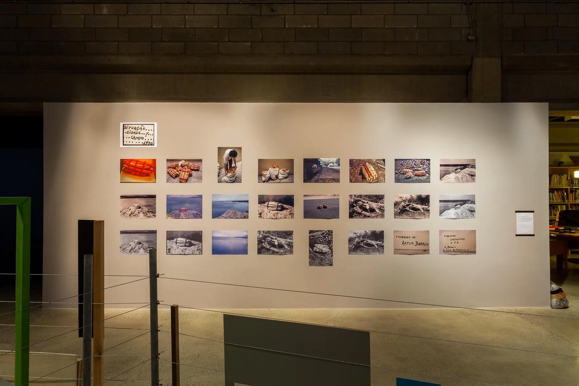 Uma parede com muitas fotos