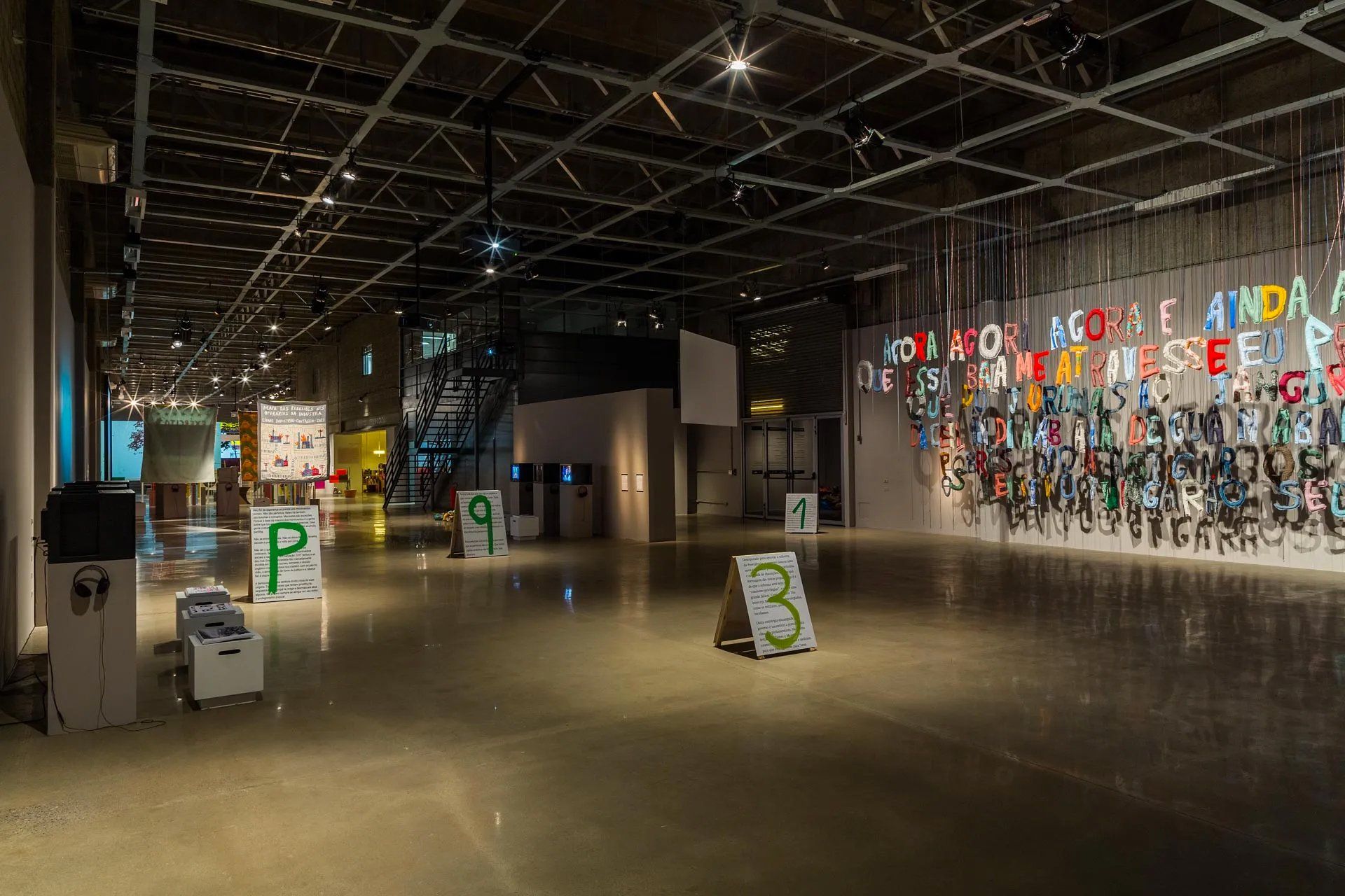 Uma grande sala vazia com muitas letras na parede.