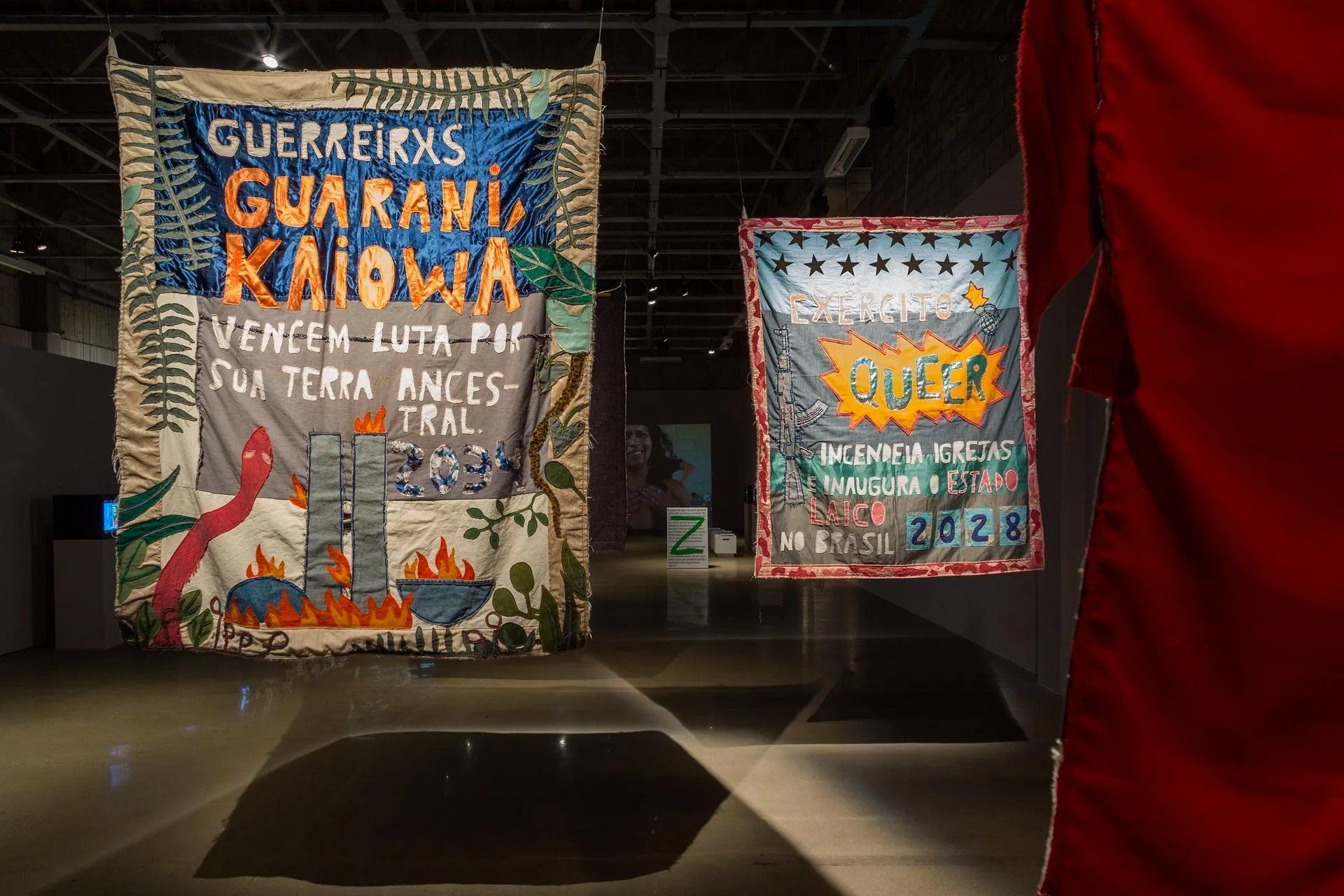 Alguns pôsteres pendurados na parede de uma sala.