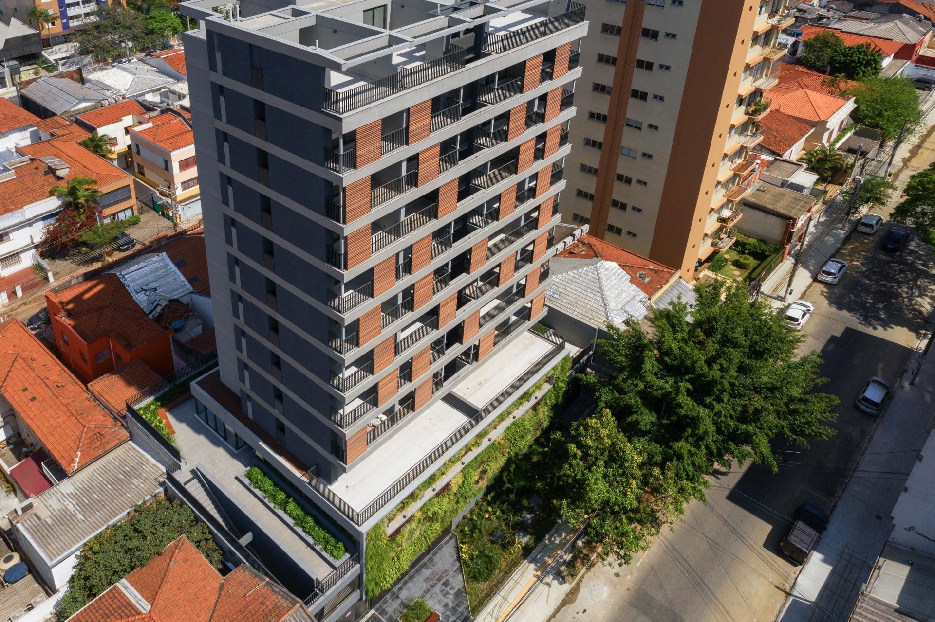 Uma vista aérea de um grande prédio de apartamentos em uma cidade.