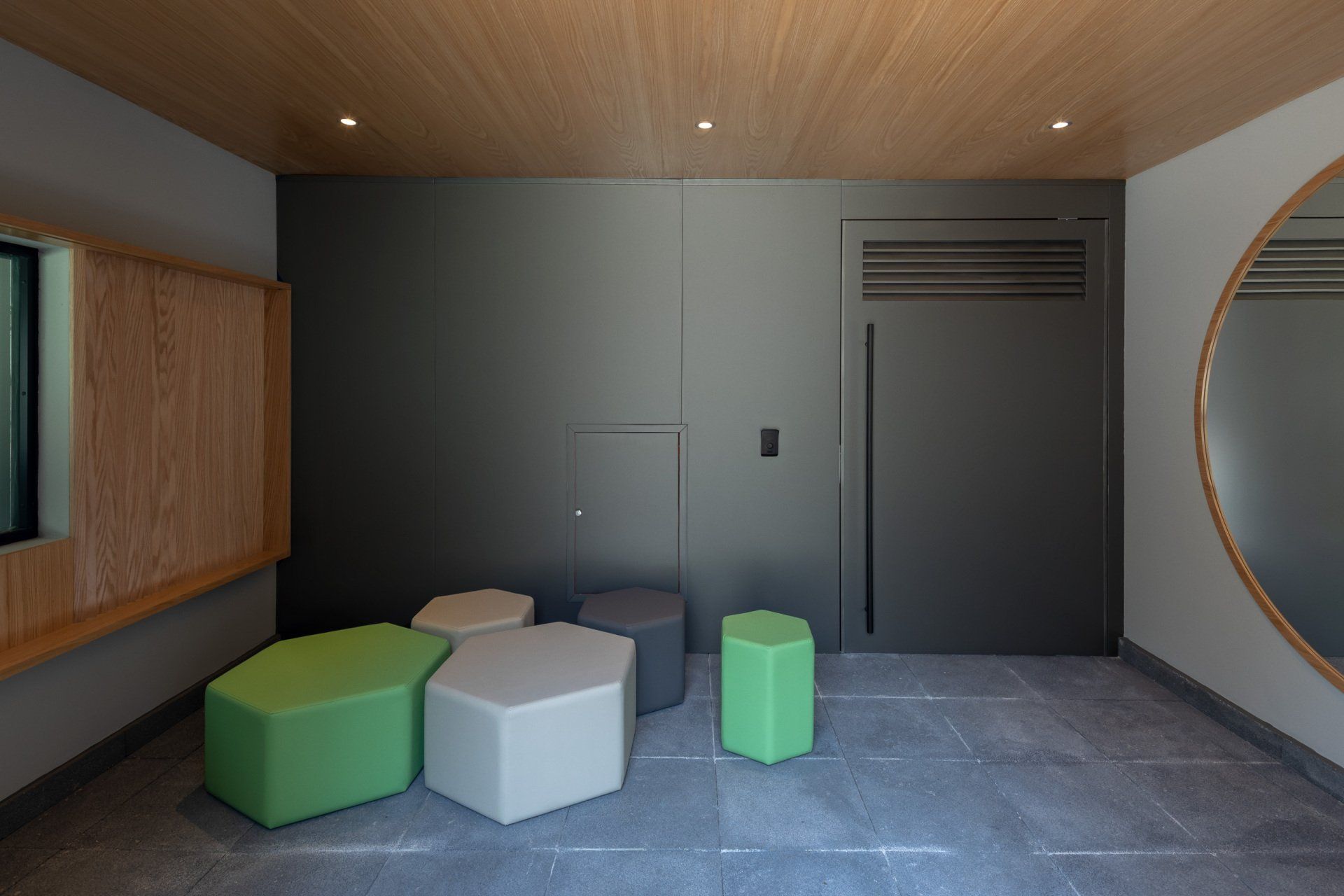 Um quarto com muitos pufes e um espelho