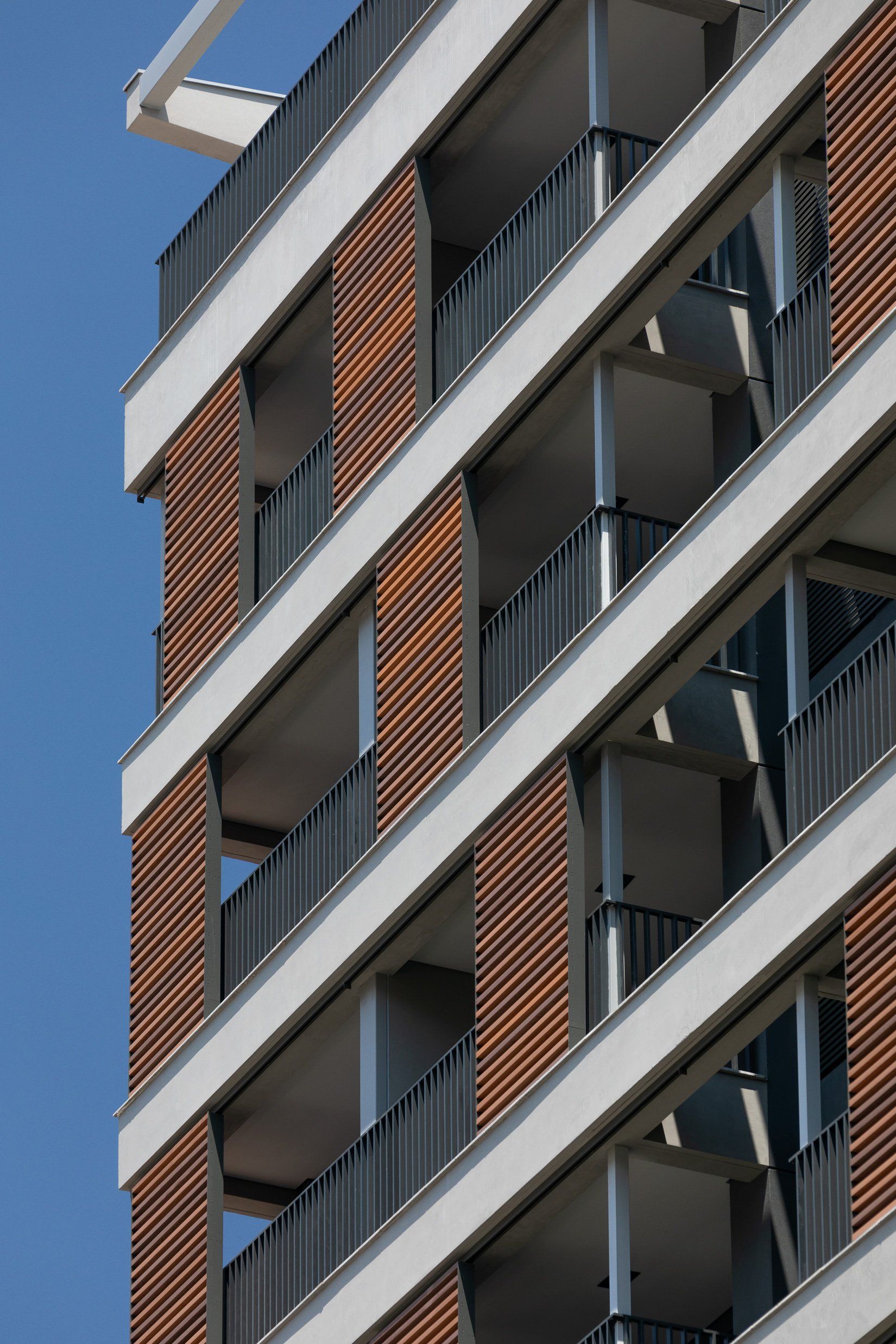 Um prédio com muitas varandas e janelas