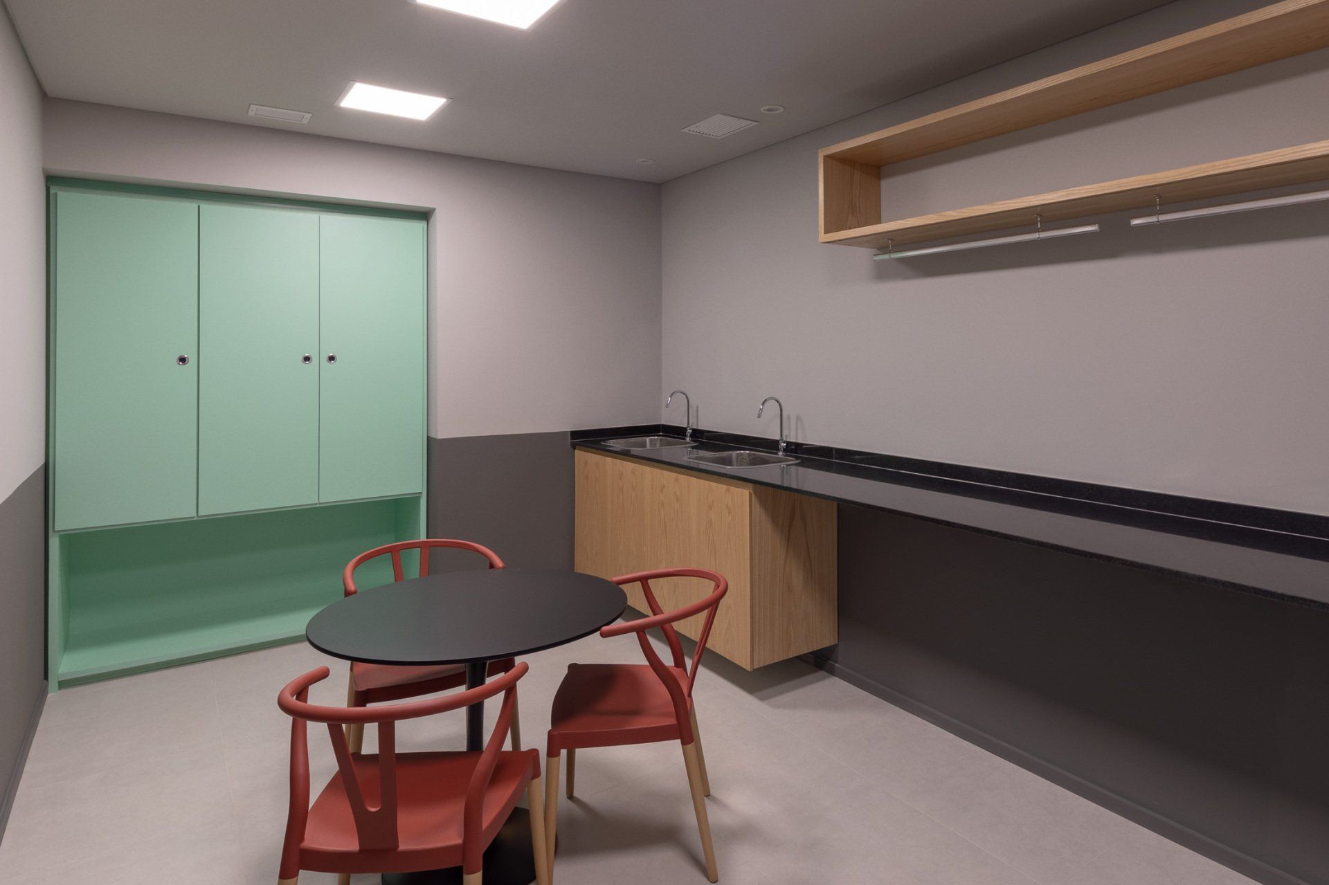 Uma sala com mesa e cadeiras e uma pia.