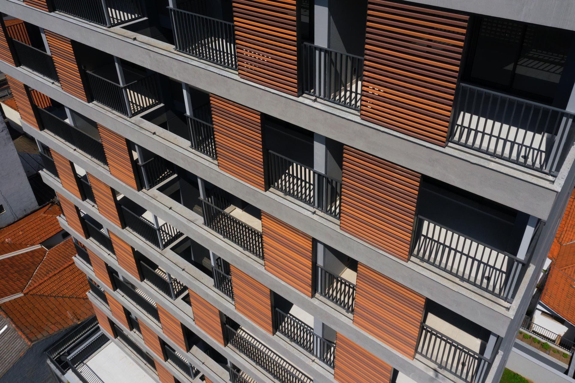 Uma vista aérea de um grande prédio de apartamentos com varandas