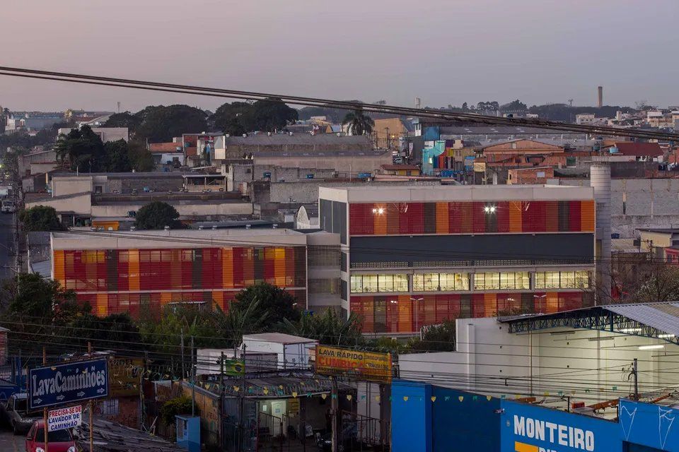 Uma vista aérea de uma cidade com um prédio monteiro em primeiro plano