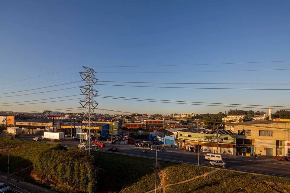 Uma vista aérea de uma cidade com muitas linhas de energia e edifícios.