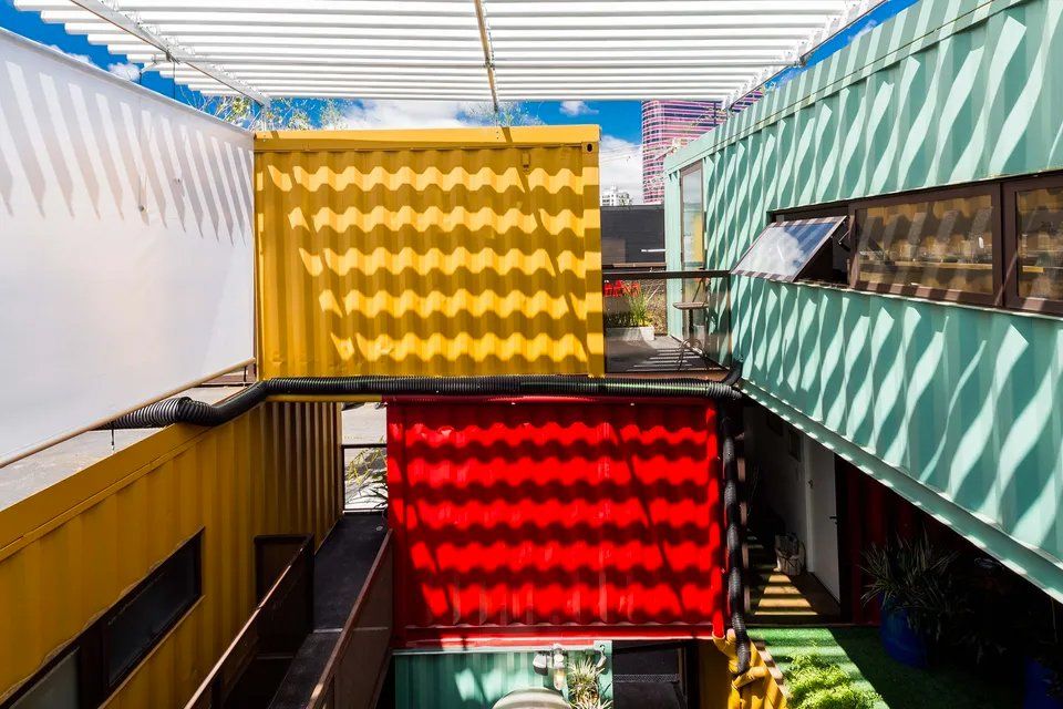 Uma vista aérea de um edifício feito de contêineres.