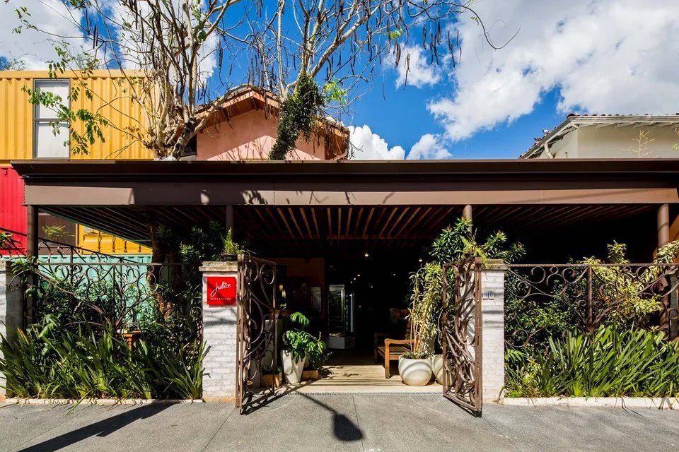 Uma casa com uma cerca e uma placa que diz 'a' nela