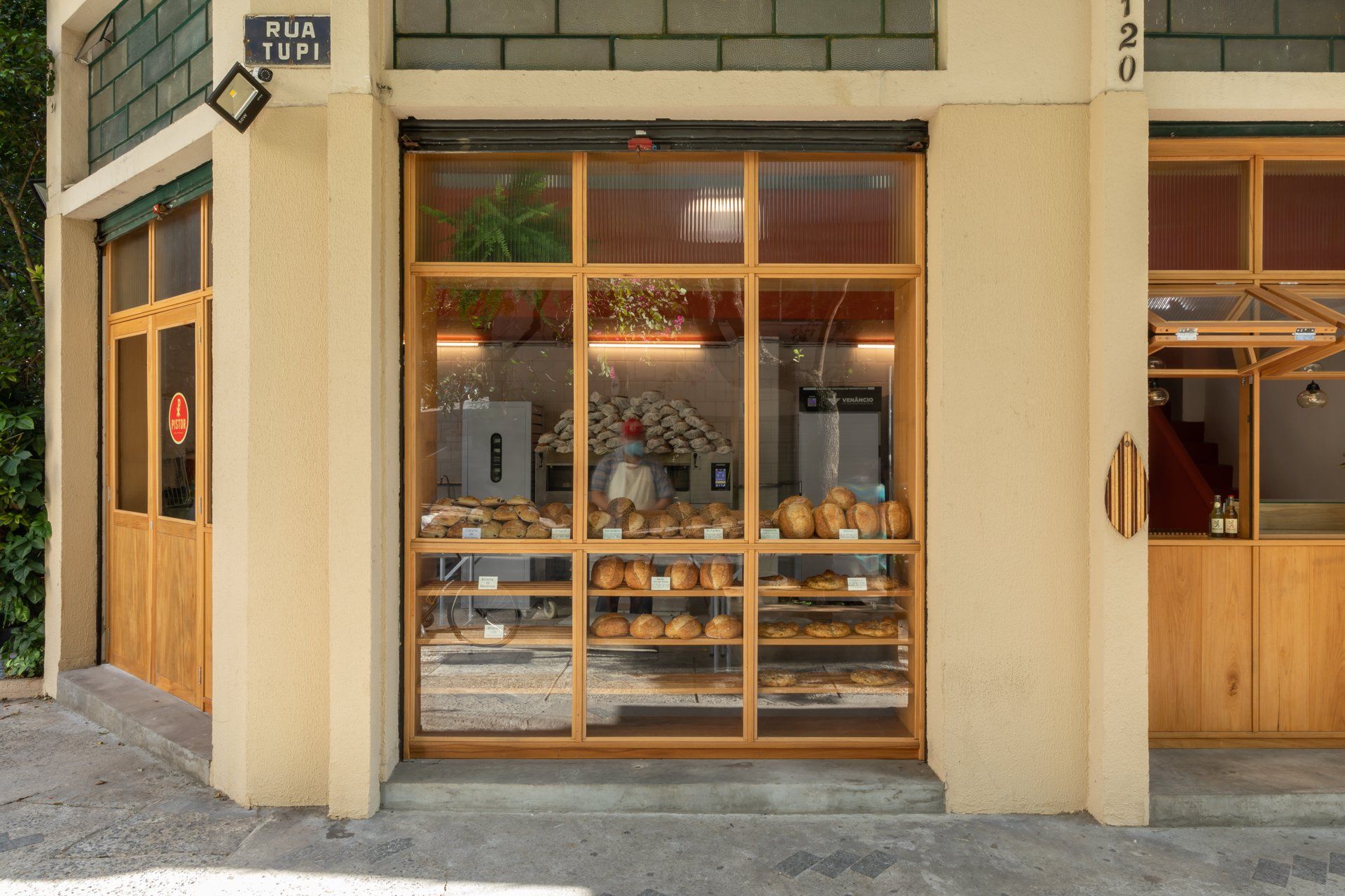 Uma padaria com muito pão na vitrine.
