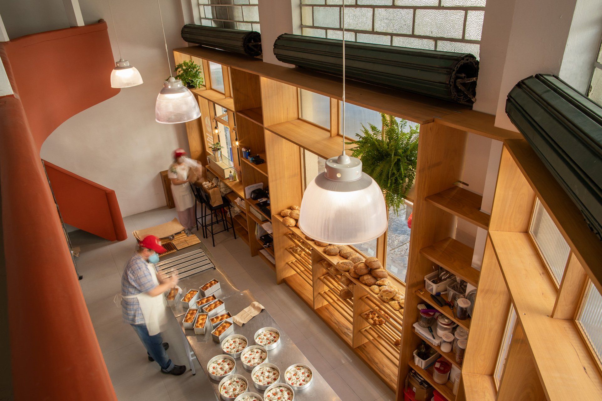 Uma vista aérea de uma padaria com um homem preparando pão.