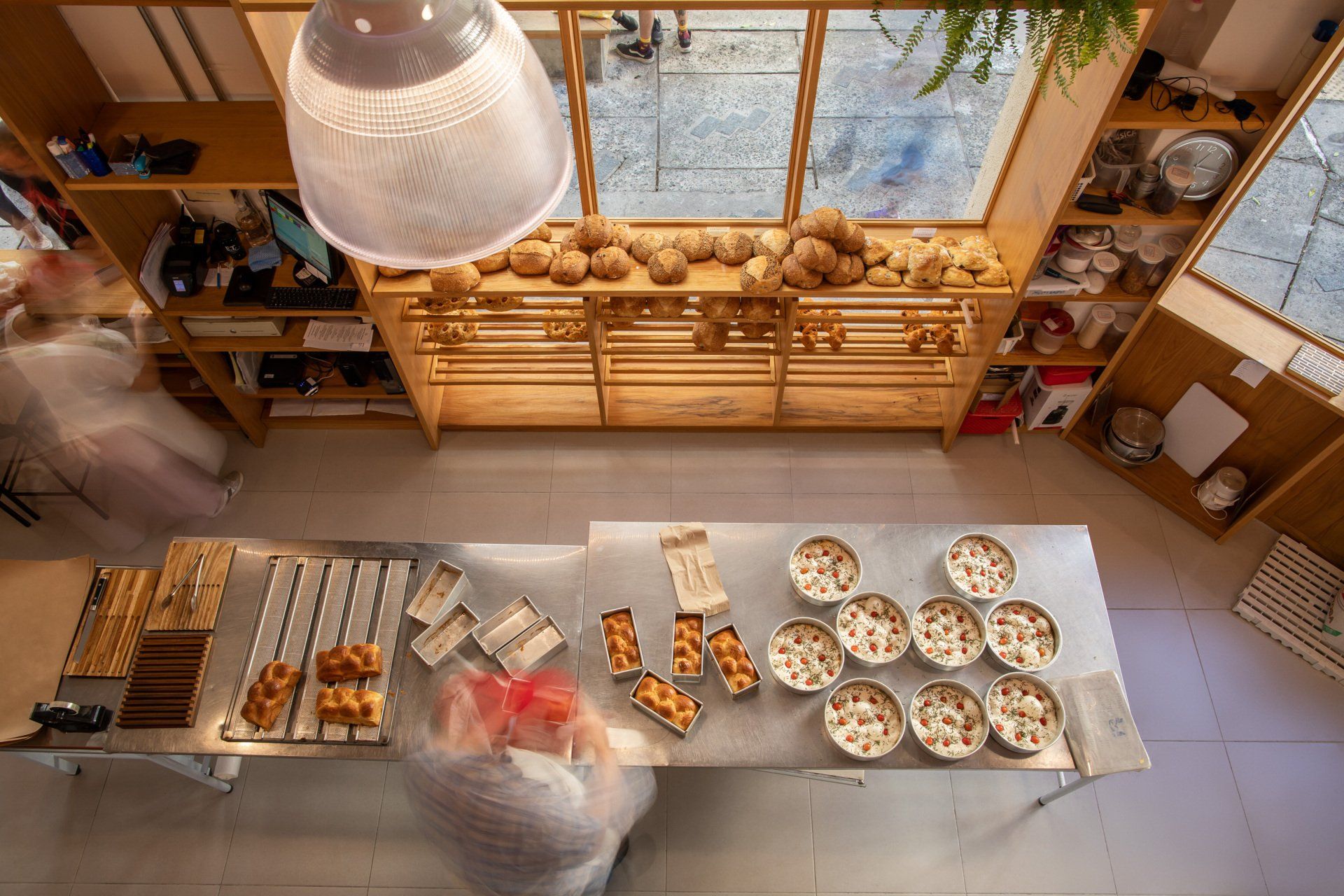 Uma vista aérea de uma padaria com uma mesa cheia de comida.