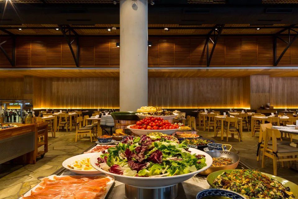 Há muitos tipos diferentes de comida na mesa do buffet do restaurante.