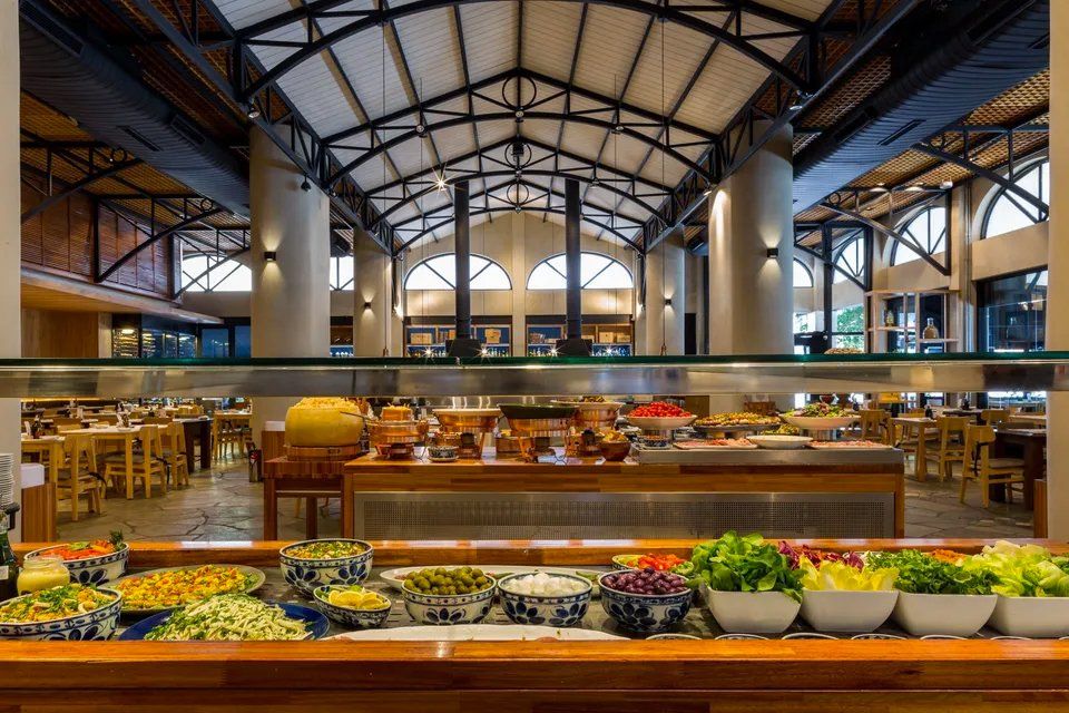 Uma fila de buffet em um restaurante cheio de muita comida.