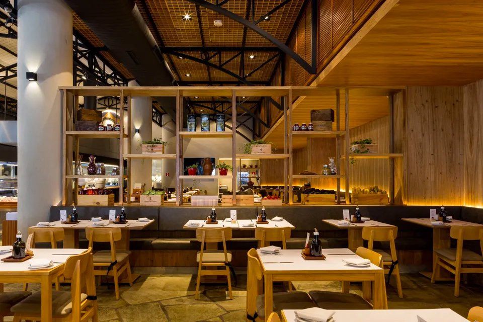 Há muitas mesas e cadeiras no restaurante.