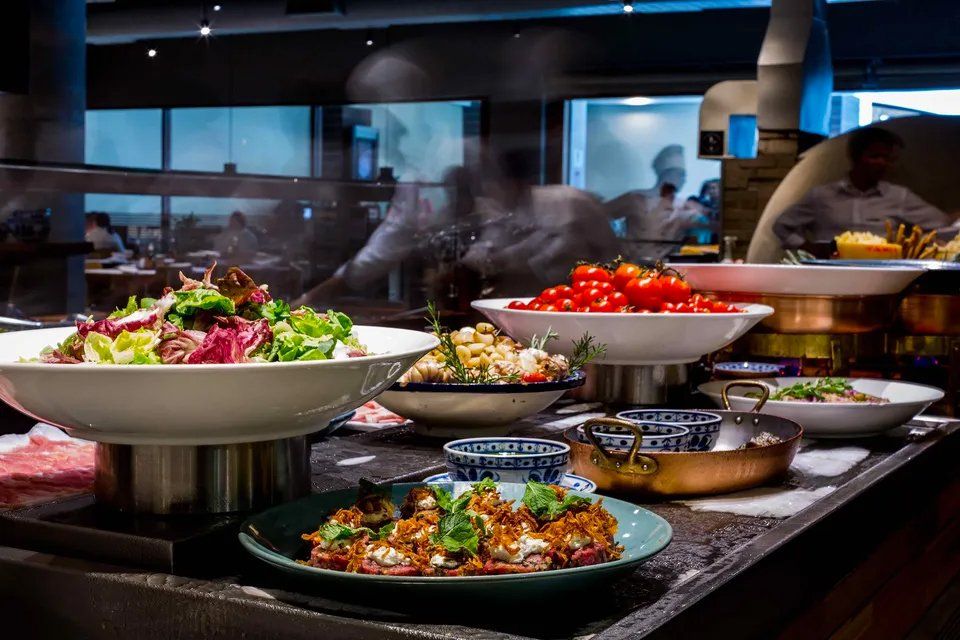 Há muitos tipos diferentes de comida na mesa.