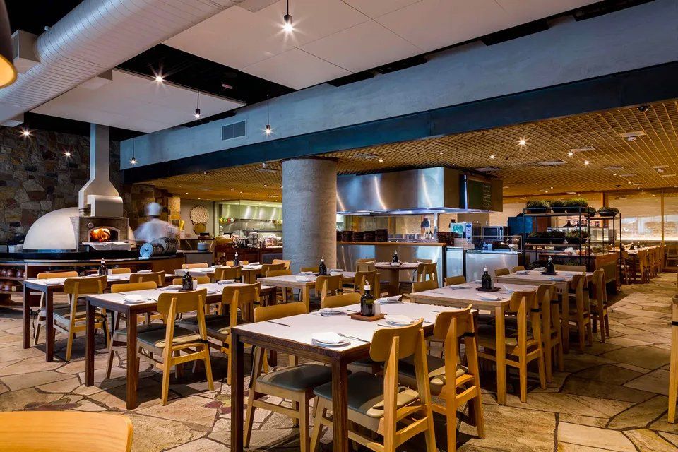 Um restaurante com muitas mesas e cadeiras