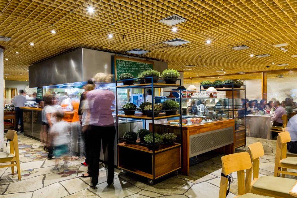 Um grupo de pessoas está em um restaurante.