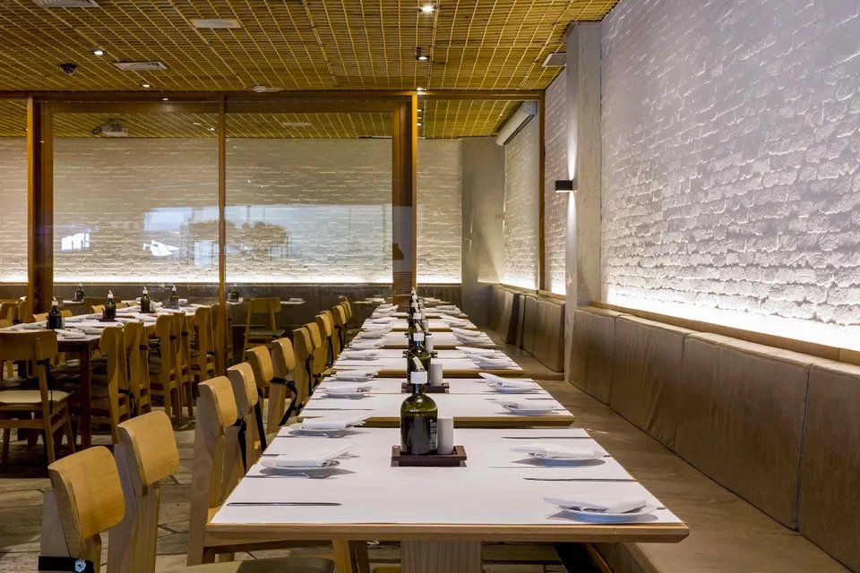 Há muitas mesas e cadeiras neste restaurante.