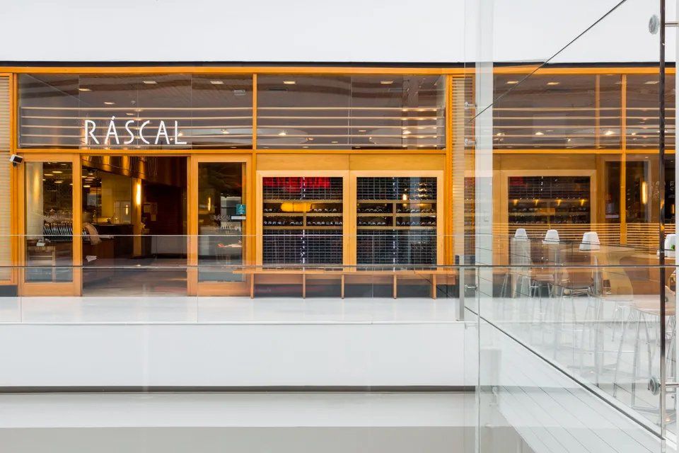 Um restaurante chamado malandro está localizado em um shopping.